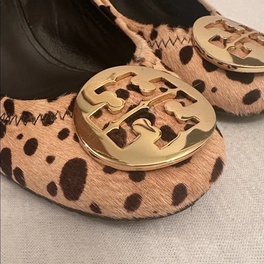 Tory Burch Calf Hair Leopard Wedge Pumps Gold-Tone Logo Women’s Size 6.5